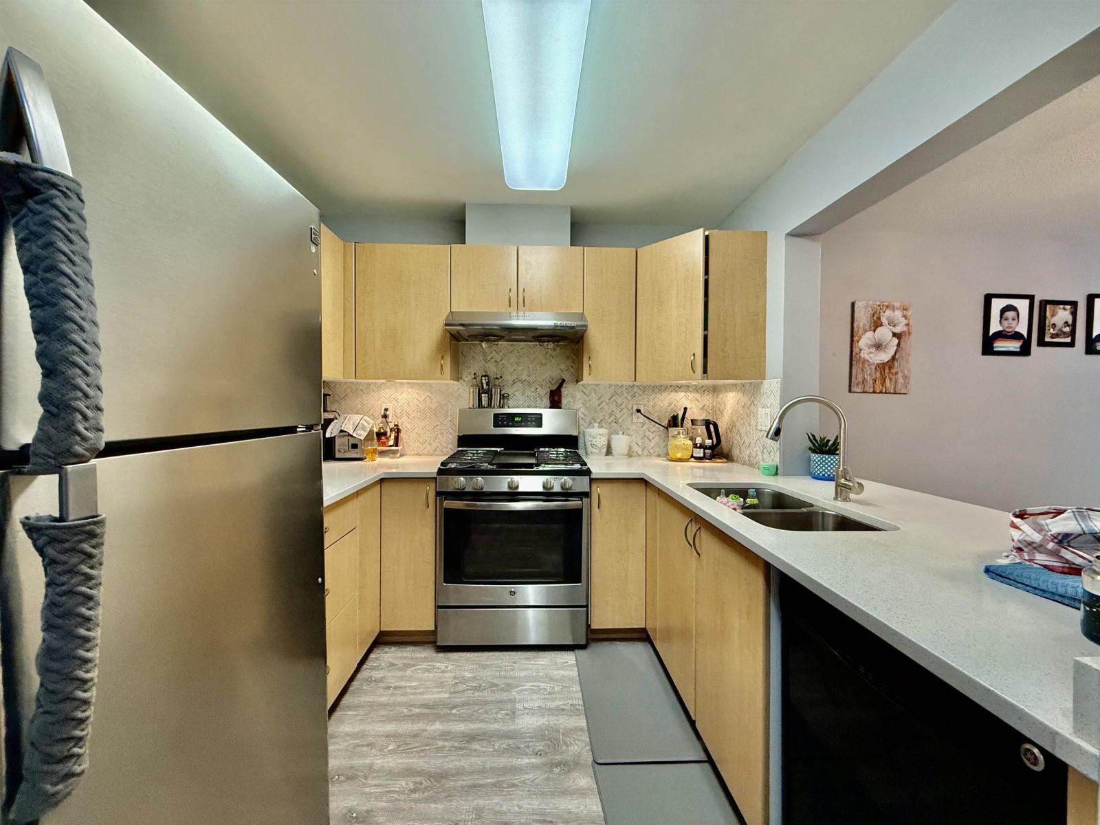 311 15220 Guildford Drive, Surrey, British Columbia  V3R 0Y6 - Photo 4 - R3052569