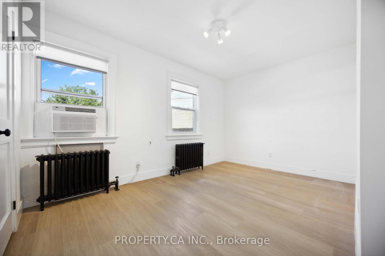 1569 Bayview Avenue, Toronto, Ontario  M4G 3B5 - Photo 4 - C12432856