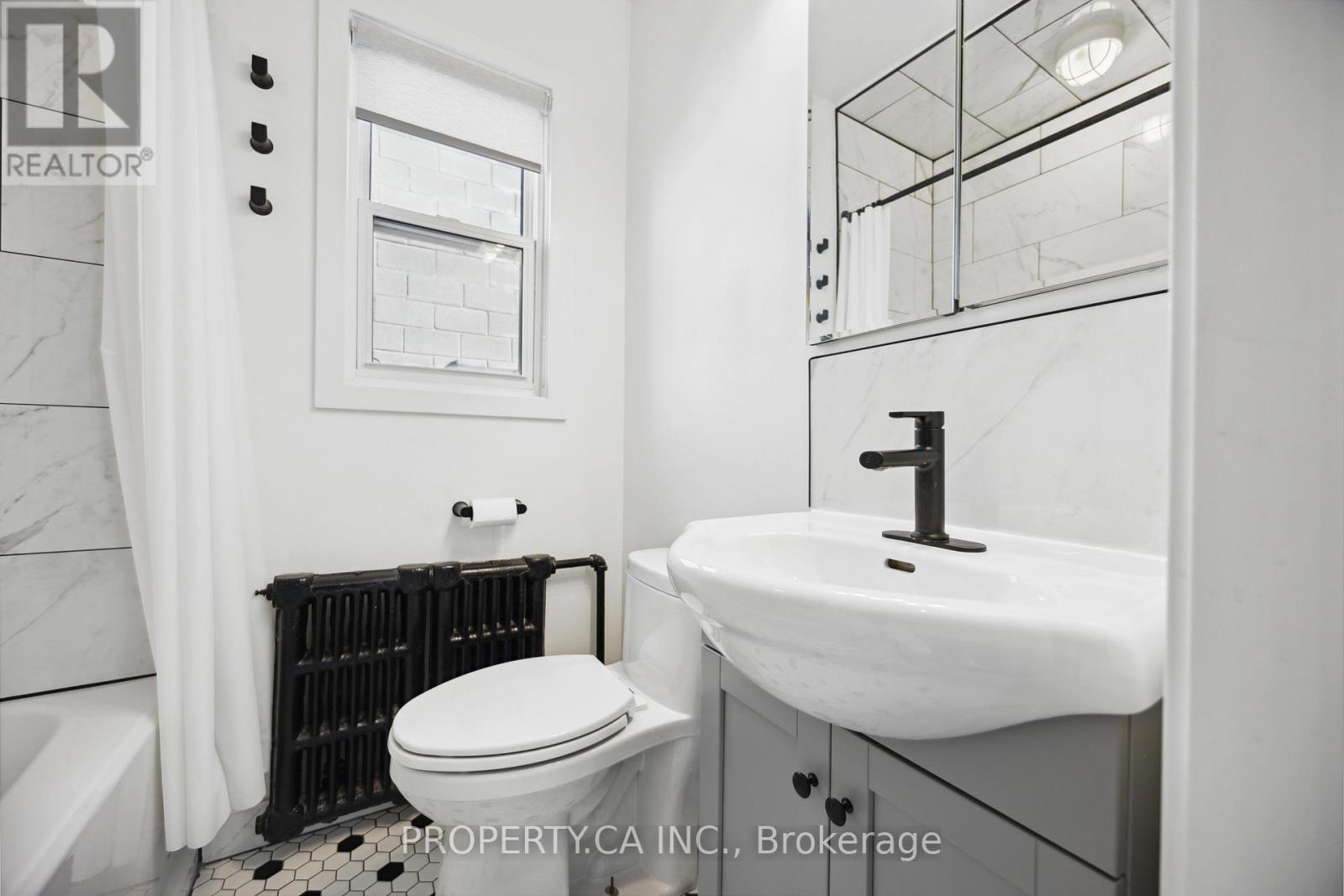 1569 Bayview Avenue, Toronto, Ontario  M4G 3B5 - Photo 9 - C12432856