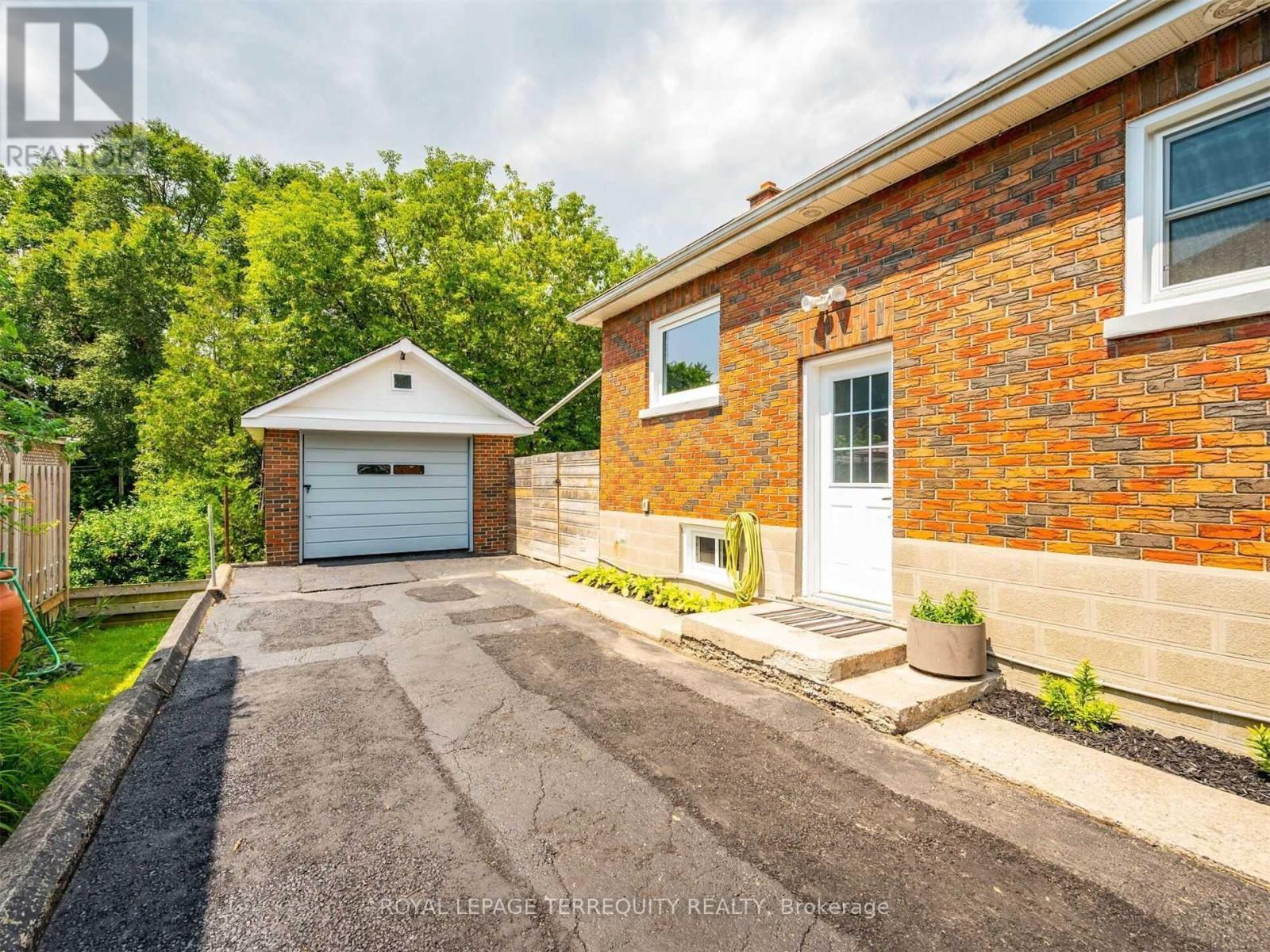 BSMT - 822 DOUGLAS STREET, Oshawa, Ontario