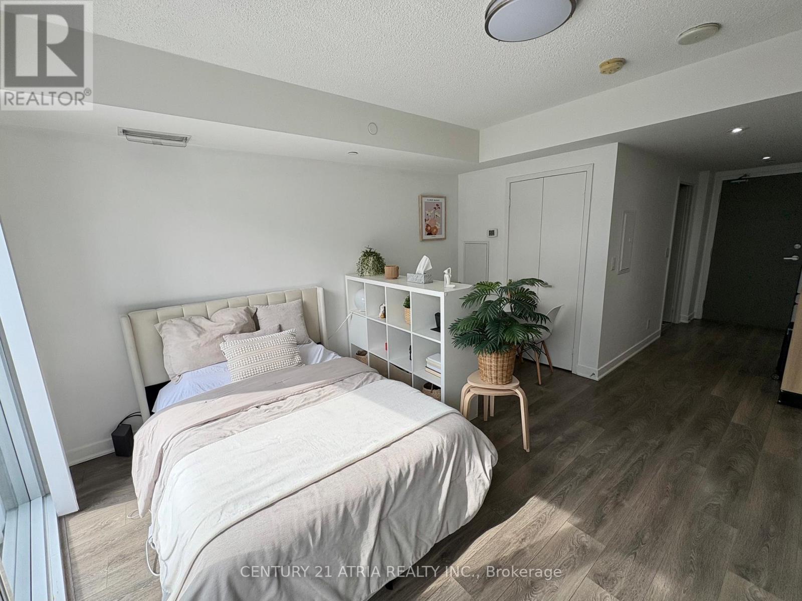 1008 - 100 Harbour Street, Toronto, Ontario  M5J 0B5 - Photo 5 - C12432957