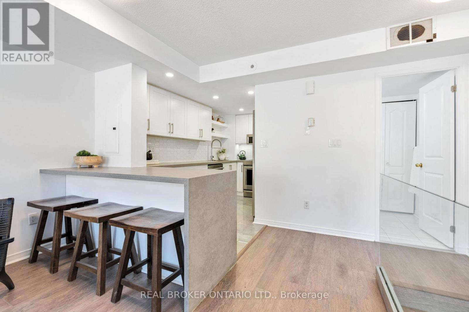 301 - 35 Strangford Lane, Toronto, Ontario  M1L 0E5 - Photo 7 - E12432892