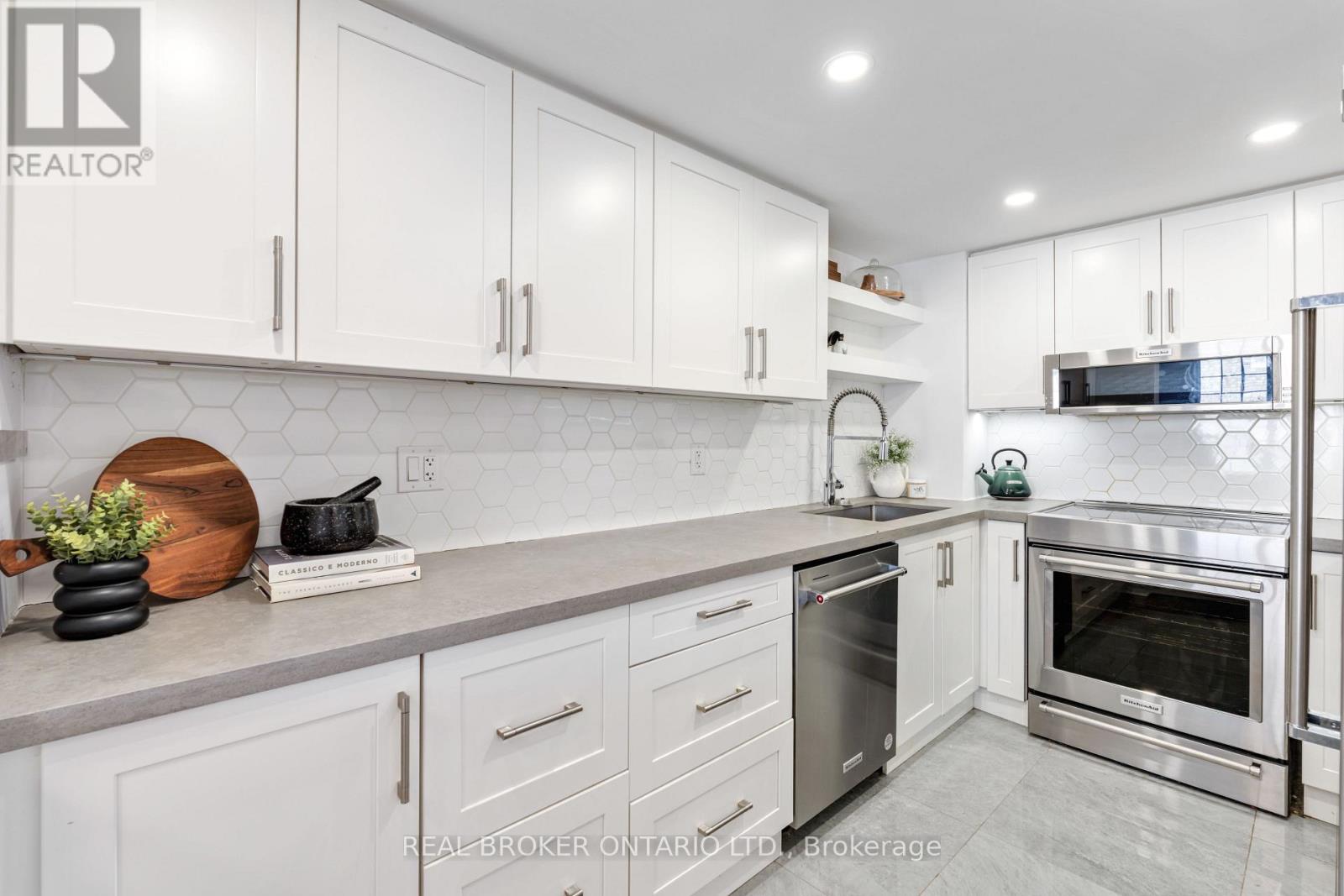 301 - 35 Strangford Lane, Toronto, Ontario  M1L 0E5 - Photo 9 - E12432892