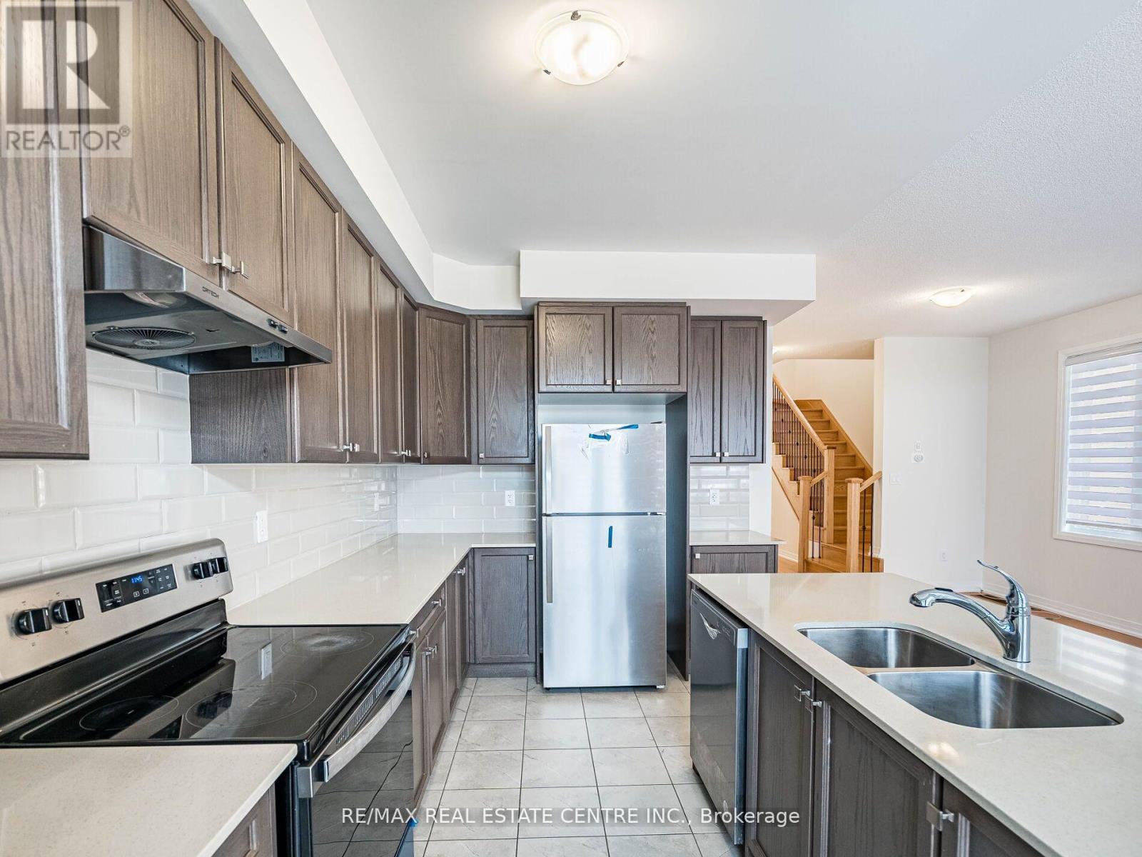 2921 Nakina Street, Pickering, Ontario  L1X 0P8 - Photo 9 - E12432917