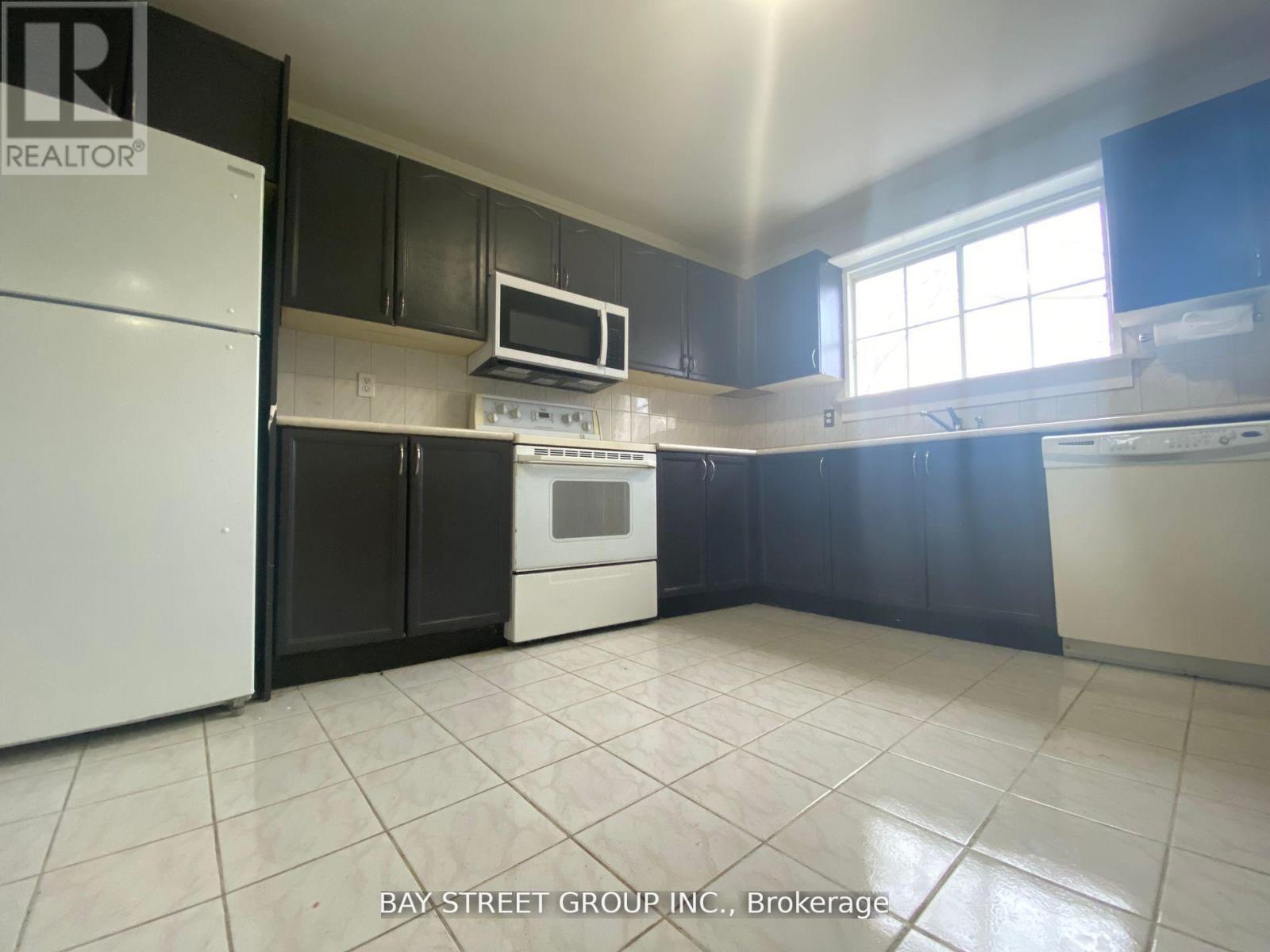 100 Oakdale Drive, Oakville, Ontario  L6H 1J3 - Photo 10 - W12432852