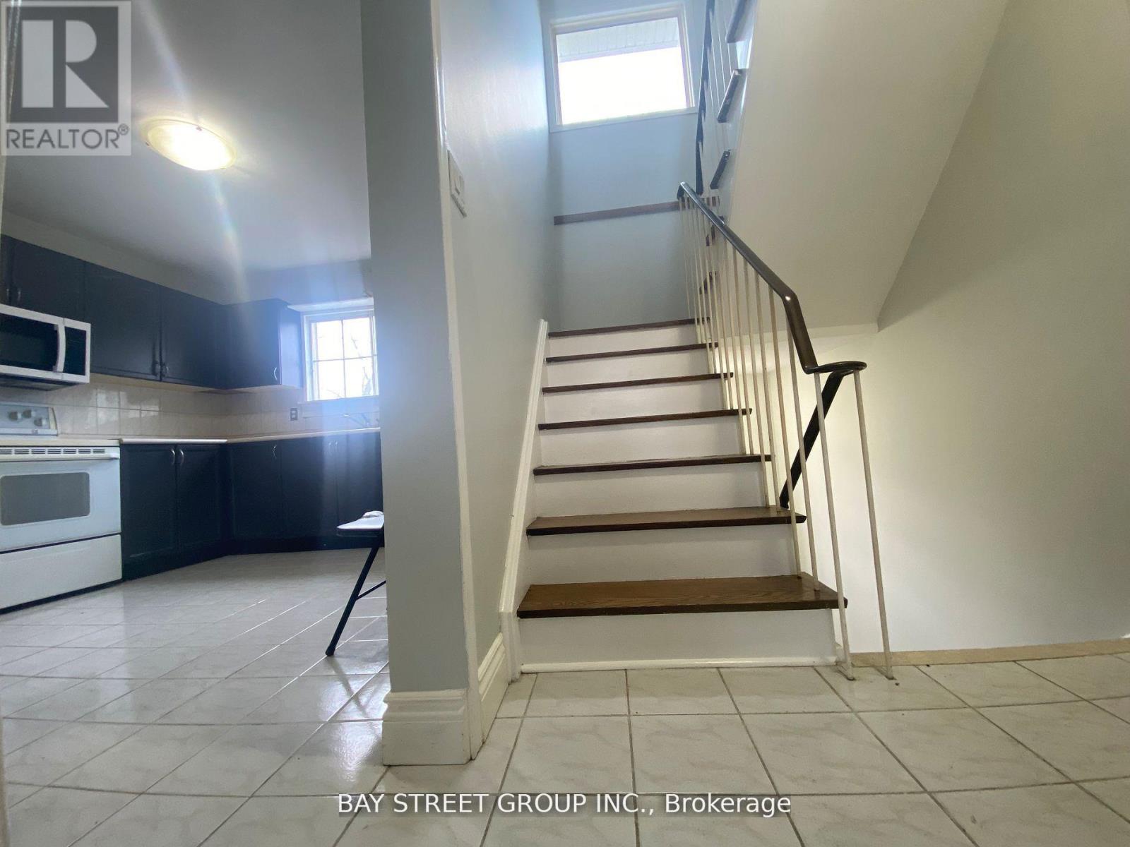 100 Oakdale Drive, Oakville, Ontario  L6H 1J3 - Photo 11 - W12432852