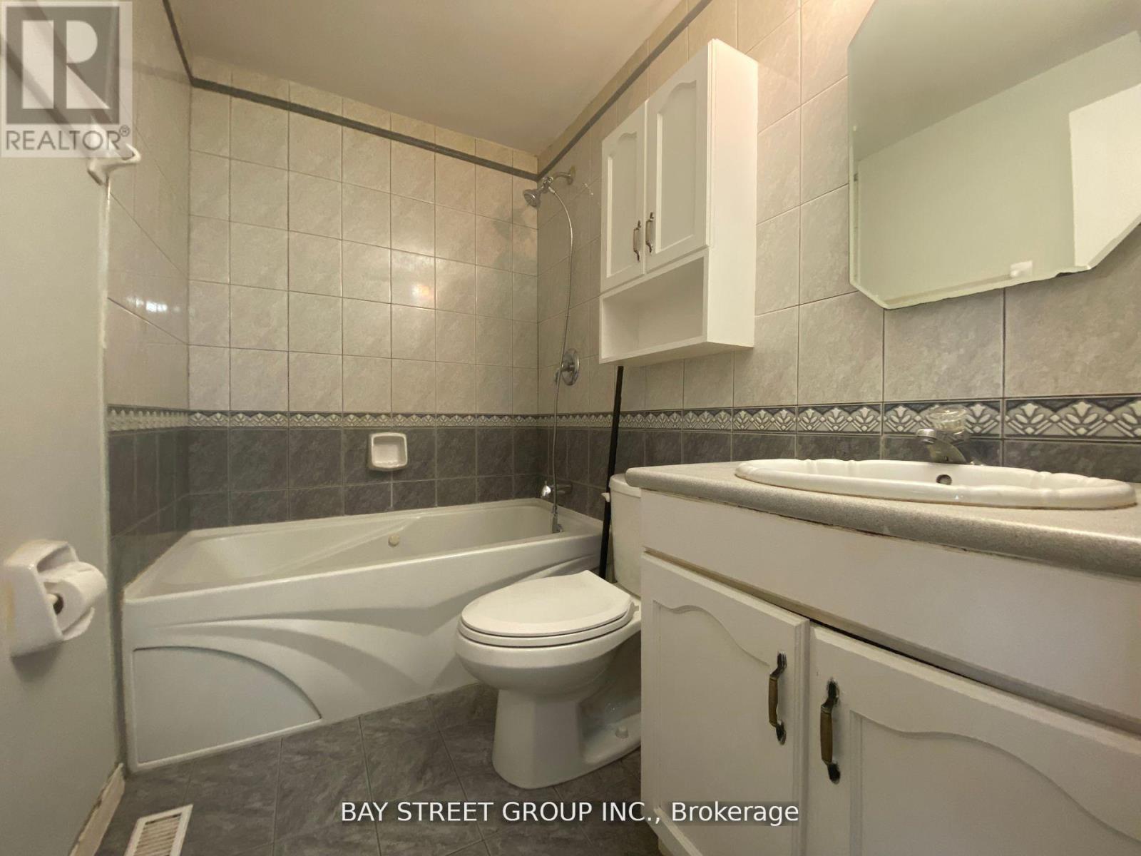 100 Oakdale Drive, Oakville, Ontario  L6H 1J3 - Photo 14 - W12432852