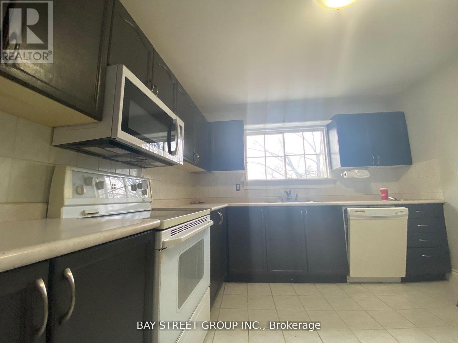 100 Oakdale Drive, Oakville, Ontario  L6H 1J3 - Photo 9 - W12432852