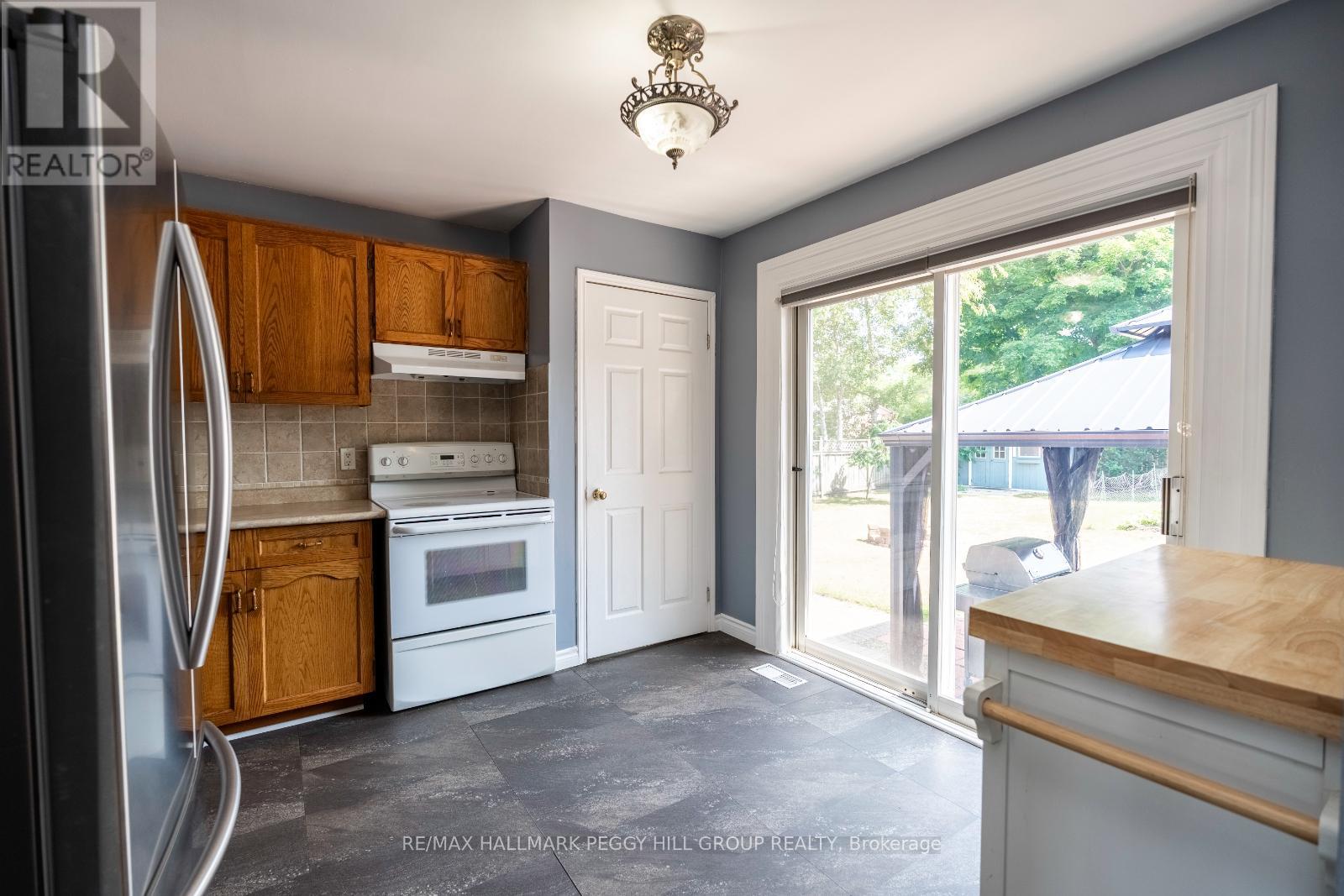 35 Ashburton Crescent, Essa, Ontario  L0M 1B0 - Photo 3 - N12432954