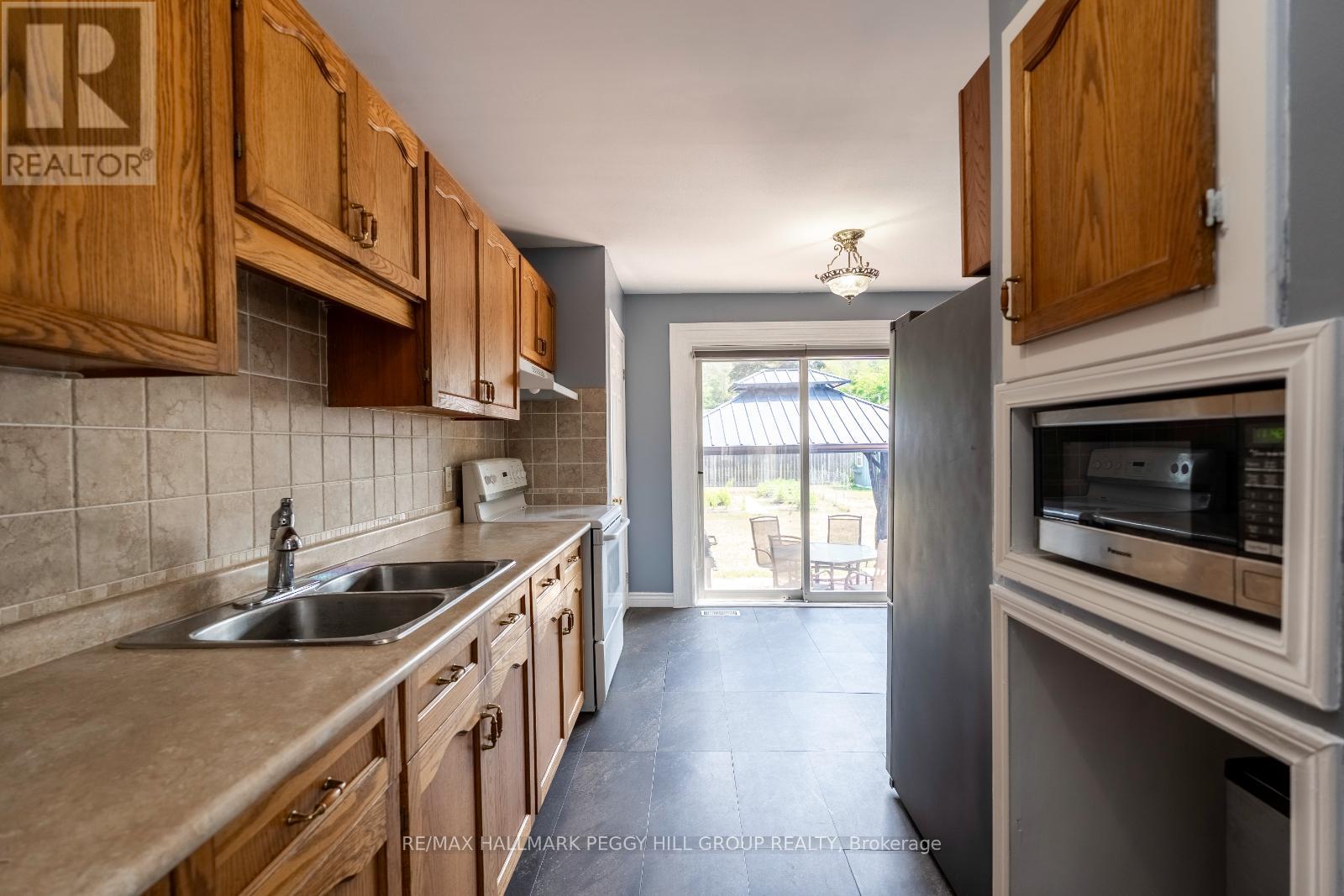 35 Ashburton Crescent, Essa, Ontario  L0M 1B0 - Photo 5 - N12432954