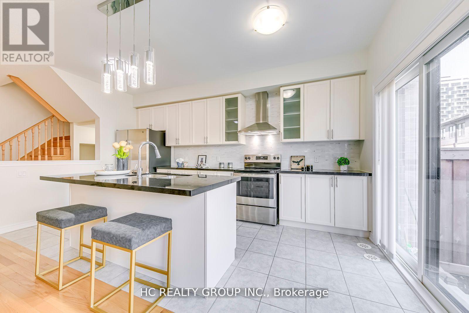 385 Athabasca Common, Oakville, Ontario  L6H 0R5 - Photo 13 - W12432888