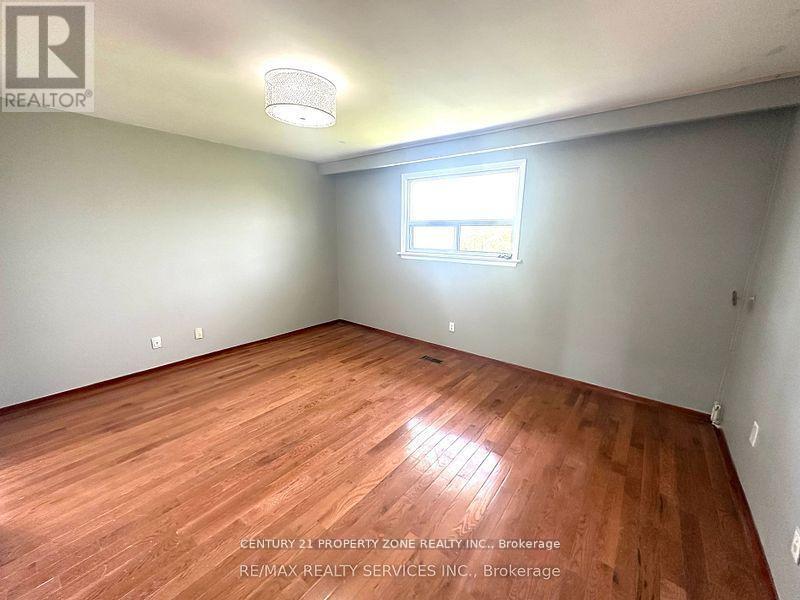 Upper - 7600 Middleshire Drive, Mississauga, Ontario  L4T 3S2 - Photo 4 - W12432944