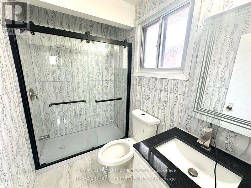Upper - 7600 Middleshire Drive, Mississauga, Ontario  L4T 3S2 - Photo 6 - W12432944