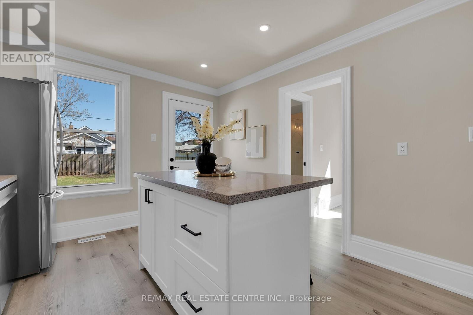 70 Robins Avenue, Hamilton, Ontario  L8H 4N4 - Photo 5 - X12432925