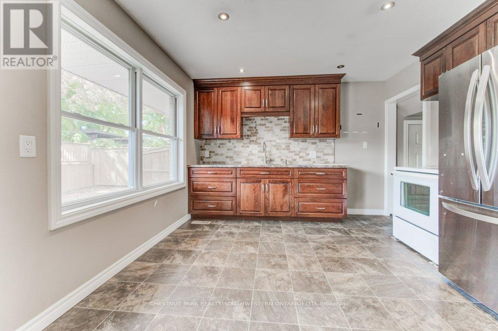 35 Vista Crescent, Kitchener, Ontario  N2M 4C8 - Photo 10 - X12432969