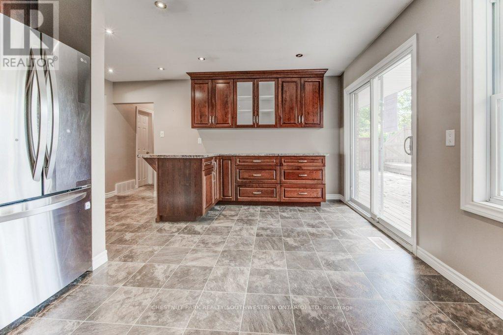 35 Vista Crescent, Kitchener, Ontario  N2M 4C8 - Photo 11 - X12432969