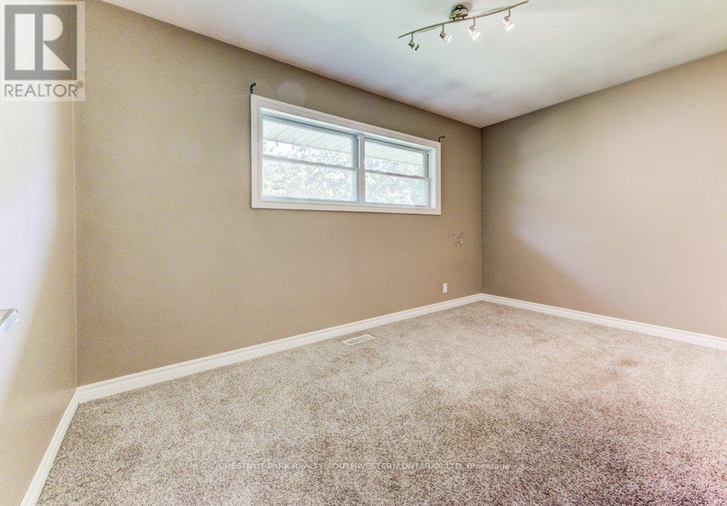 35 Vista Crescent, Kitchener, Ontario  N2M 4C8 - Photo 17 - X12432969