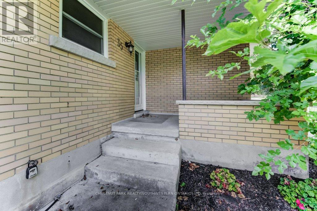 35 Vista Crescent, Kitchener, Ontario  N2M 4C8 - Photo 5 - X12432969