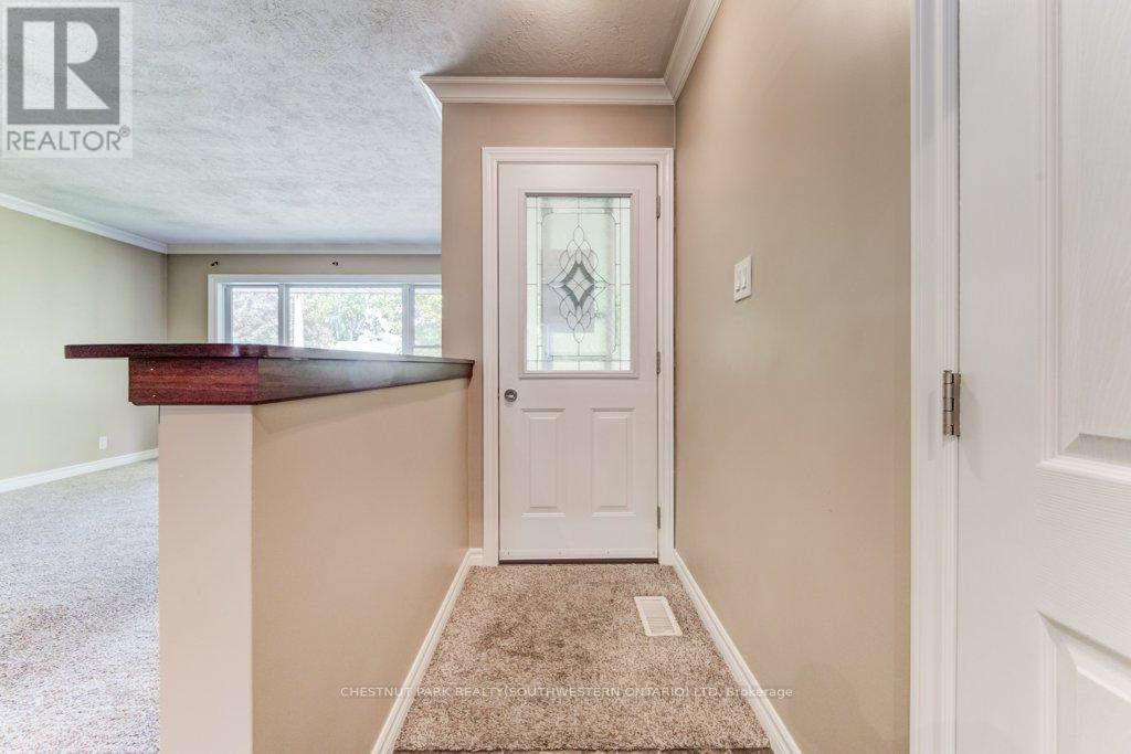 35 Vista Crescent, Kitchener, Ontario  N2M 4C8 - Photo 6 - X12432969