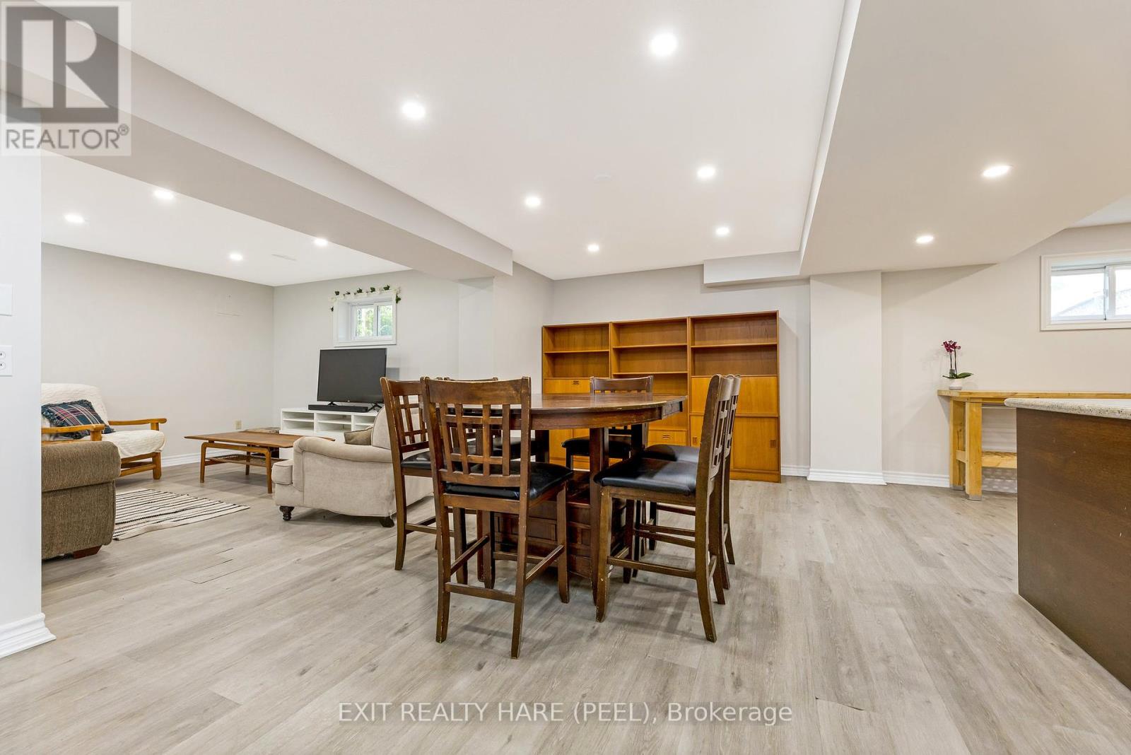 6 Stonegate Drive, Brampton, Ontario  L6Z 3L7 - Photo 9 - W12433011