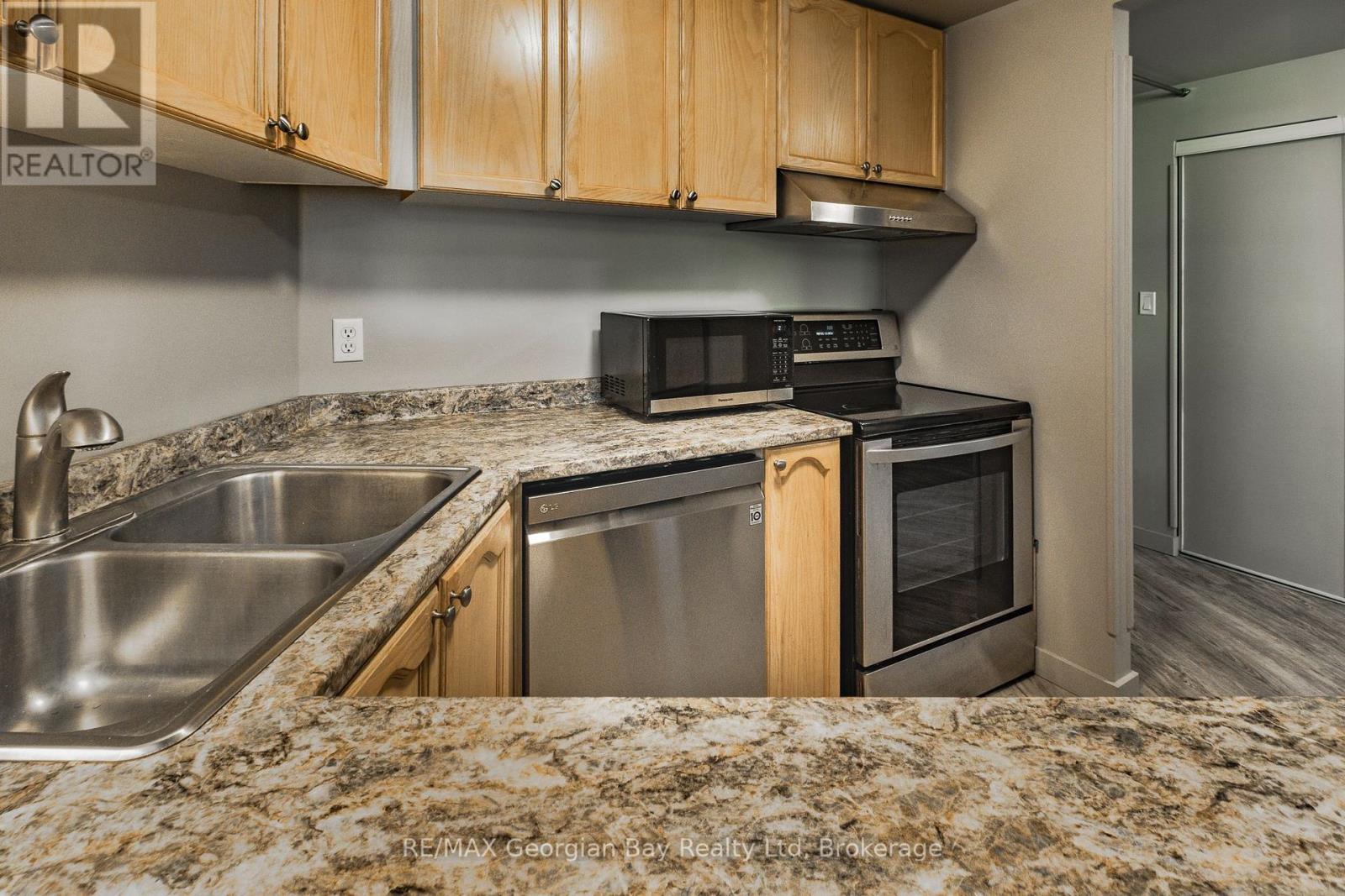 102 - 11 Beck Boulevard, Penetanguishene, Ontario  L9M 2G1 - Photo 5 - S12341951