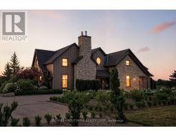 8301 LEEMING ROAD, Hamilton, Ontario