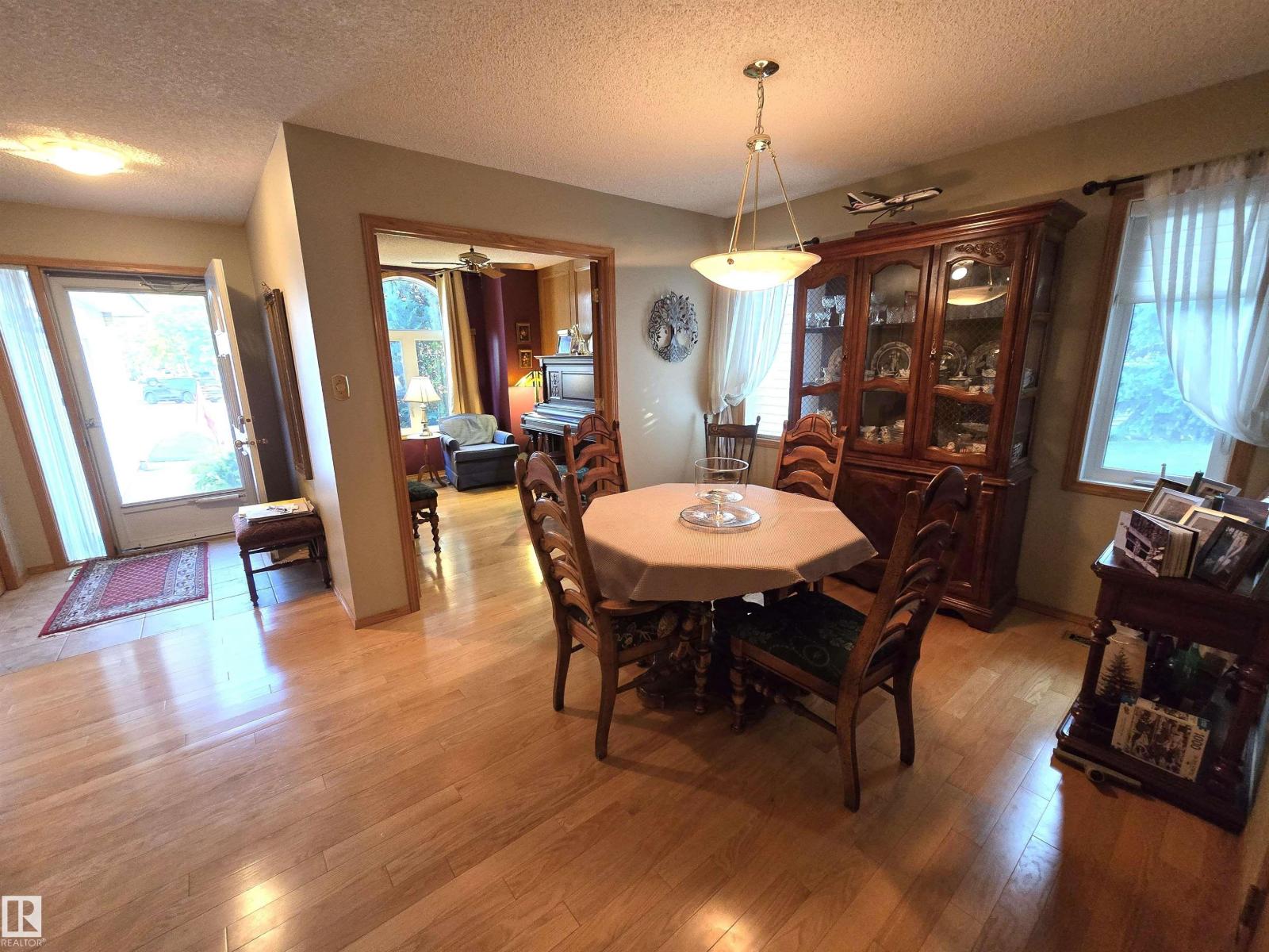 364 Rehwinkel Cl Nw, Edmonton, Alberta  T6R 1Y5 - Photo 5 - E4460000