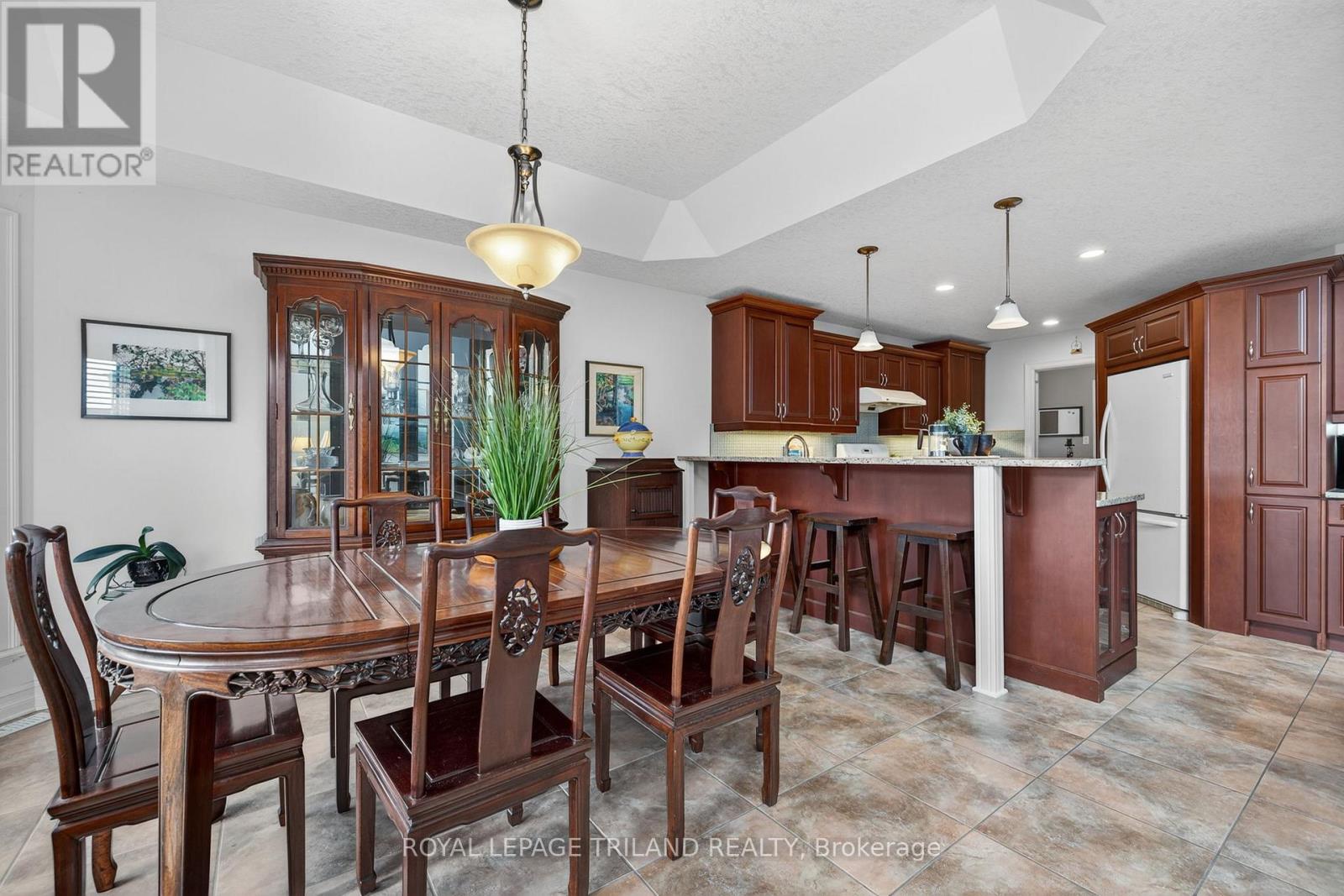 908 Collins Drive, London South, Ontario  N6K 4X6 - Photo 16 - X12374106