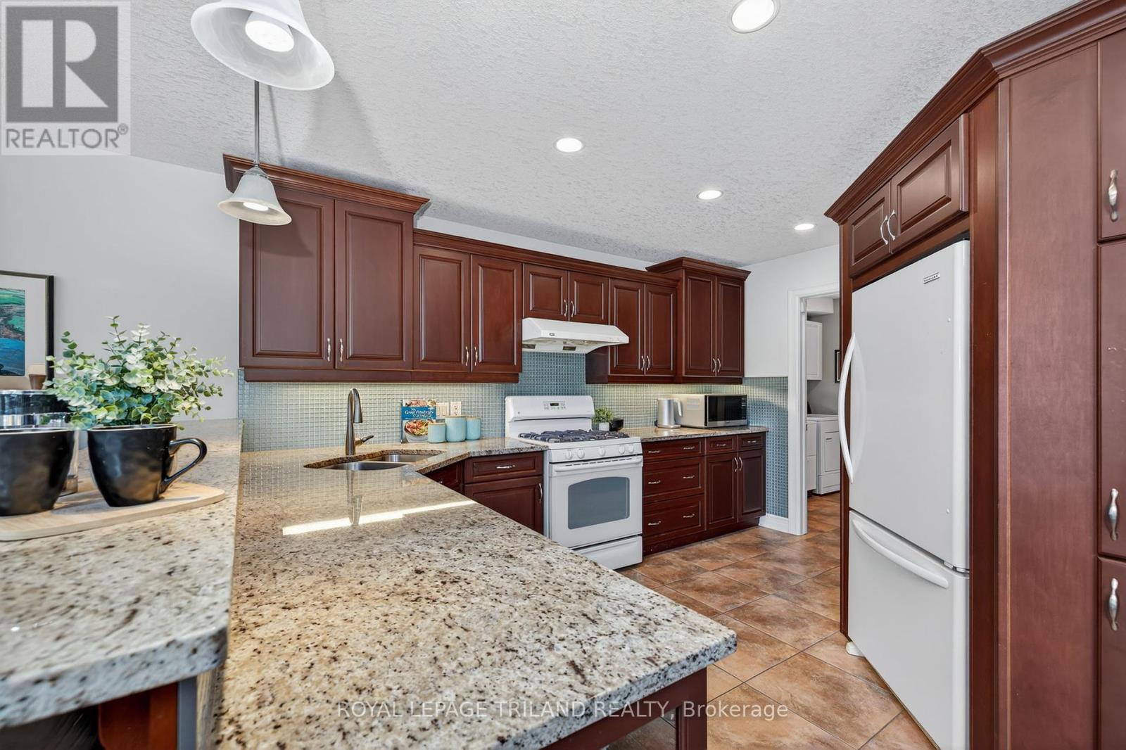 908 Collins Drive, London South, Ontario  N6K 4X6 - Photo 19 - X12374106