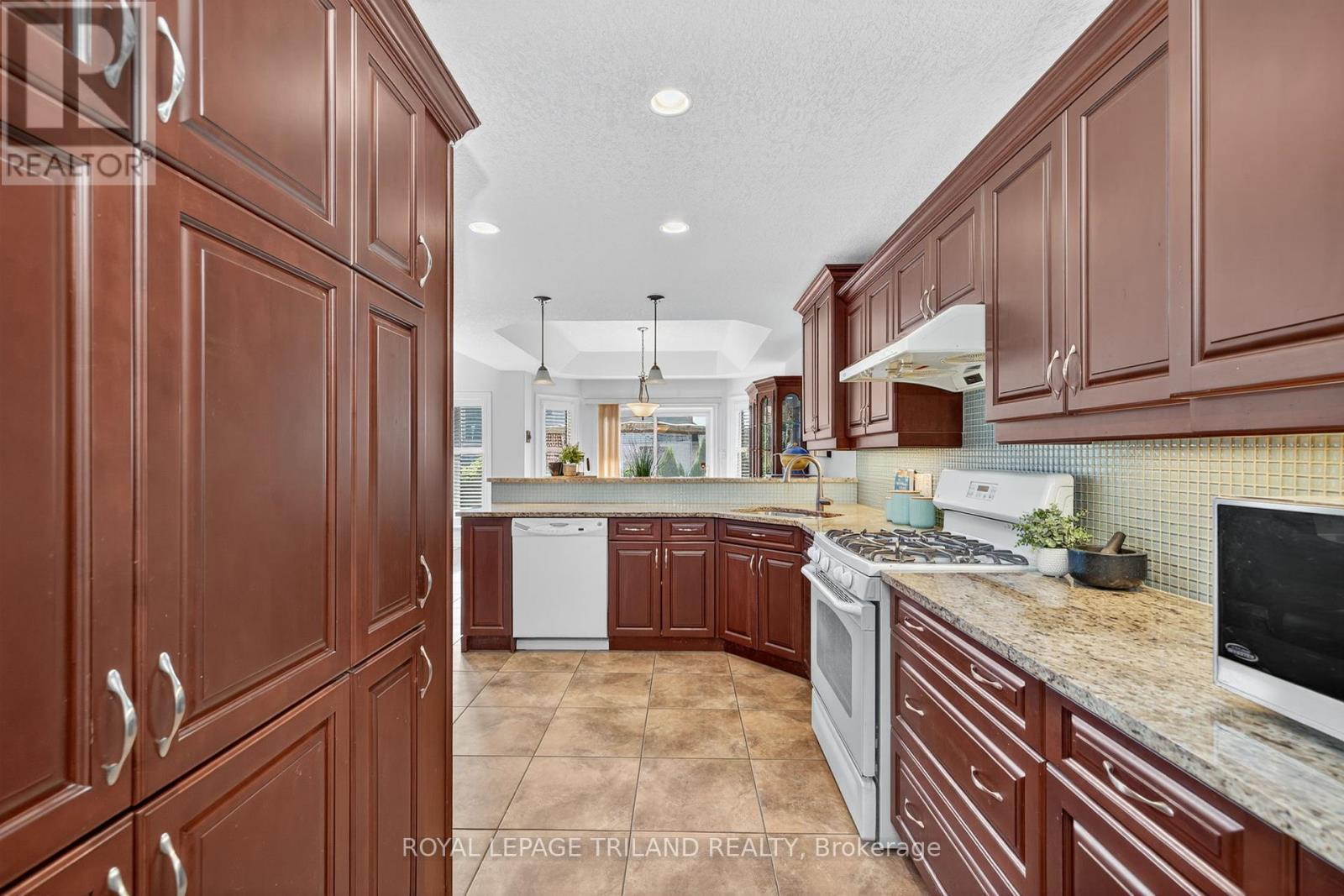 908 Collins Drive, London South, Ontario  N6K 4X6 - Photo 21 - X12374106