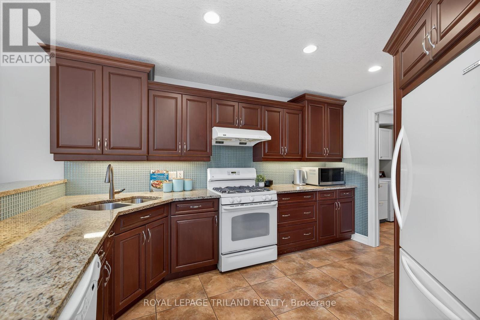 908 Collins Drive, London South, Ontario  N6K 4X6 - Photo 20 - X12374106