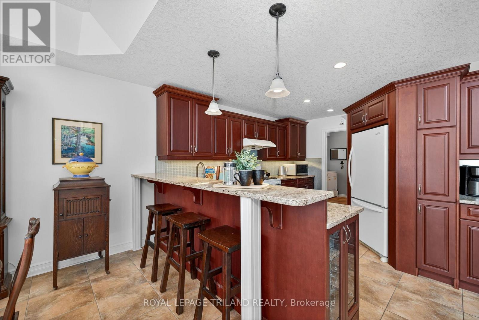 908 Collins Drive, London South, Ontario  N6K 4X6 - Photo 22 - X12374106