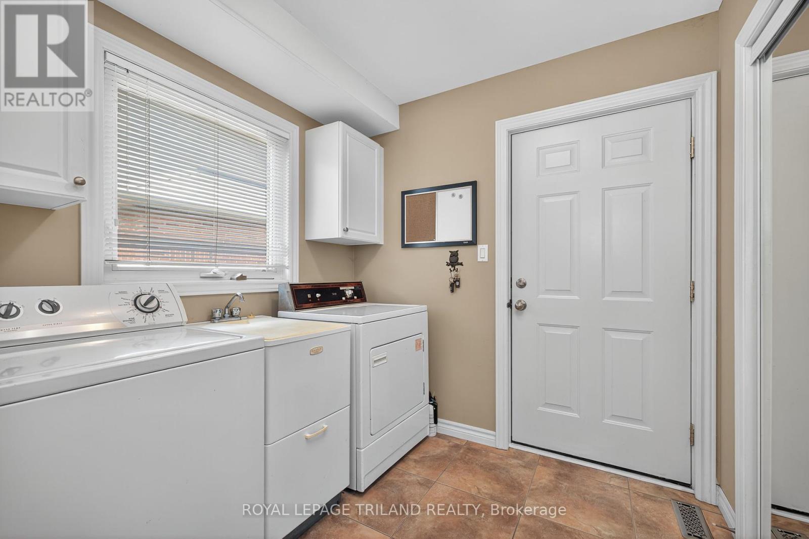 908 Collins Drive, London South, Ontario  N6K 4X6 - Photo 23 - X12374106