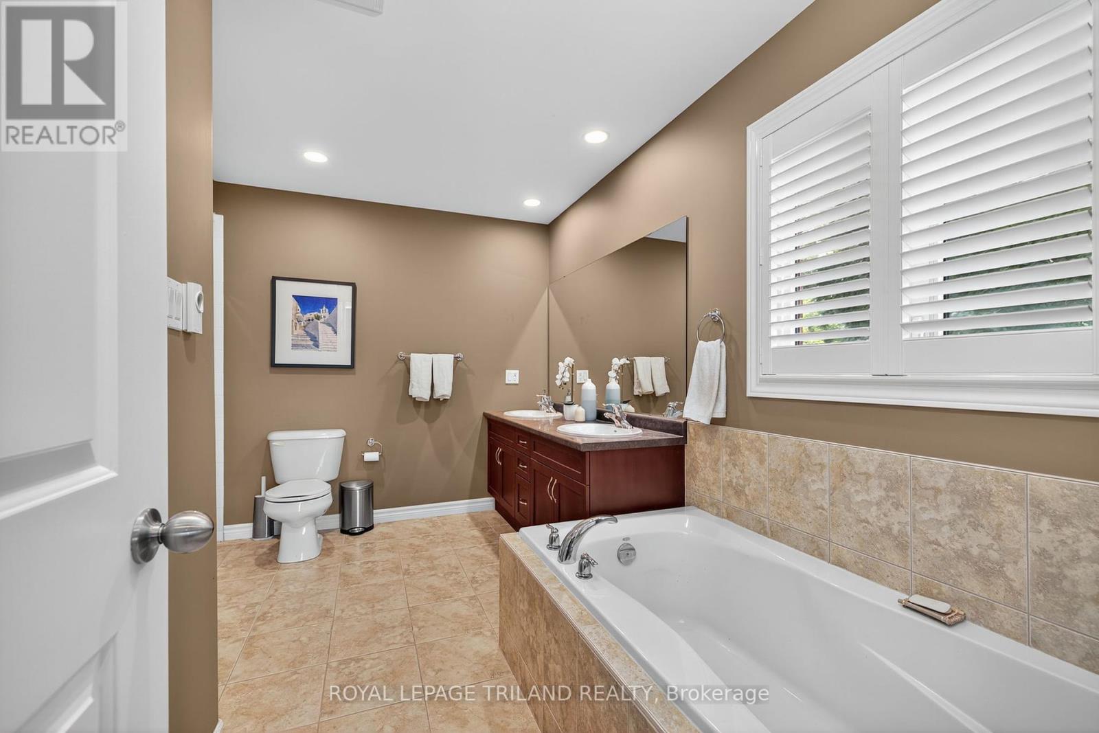 908 Collins Drive, London South, Ontario  N6K 4X6 - Photo 26 - X12374106
