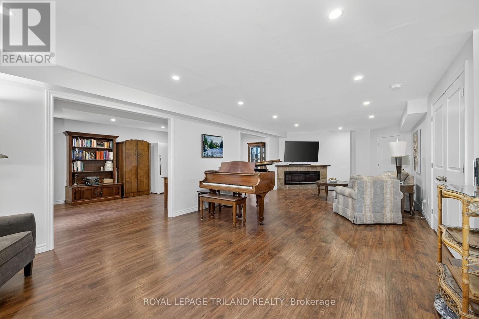 908 Collins Drive, London South, Ontario  N6K 4X6 - Photo 37 - X12374106