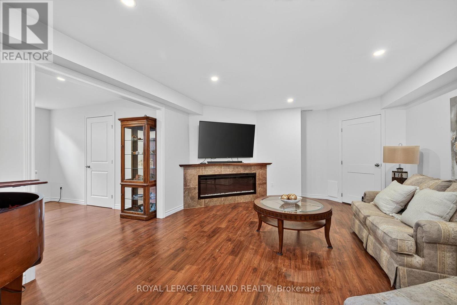 908 Collins Drive, London South, Ontario  N6K 4X6 - Photo 39 - X12374106