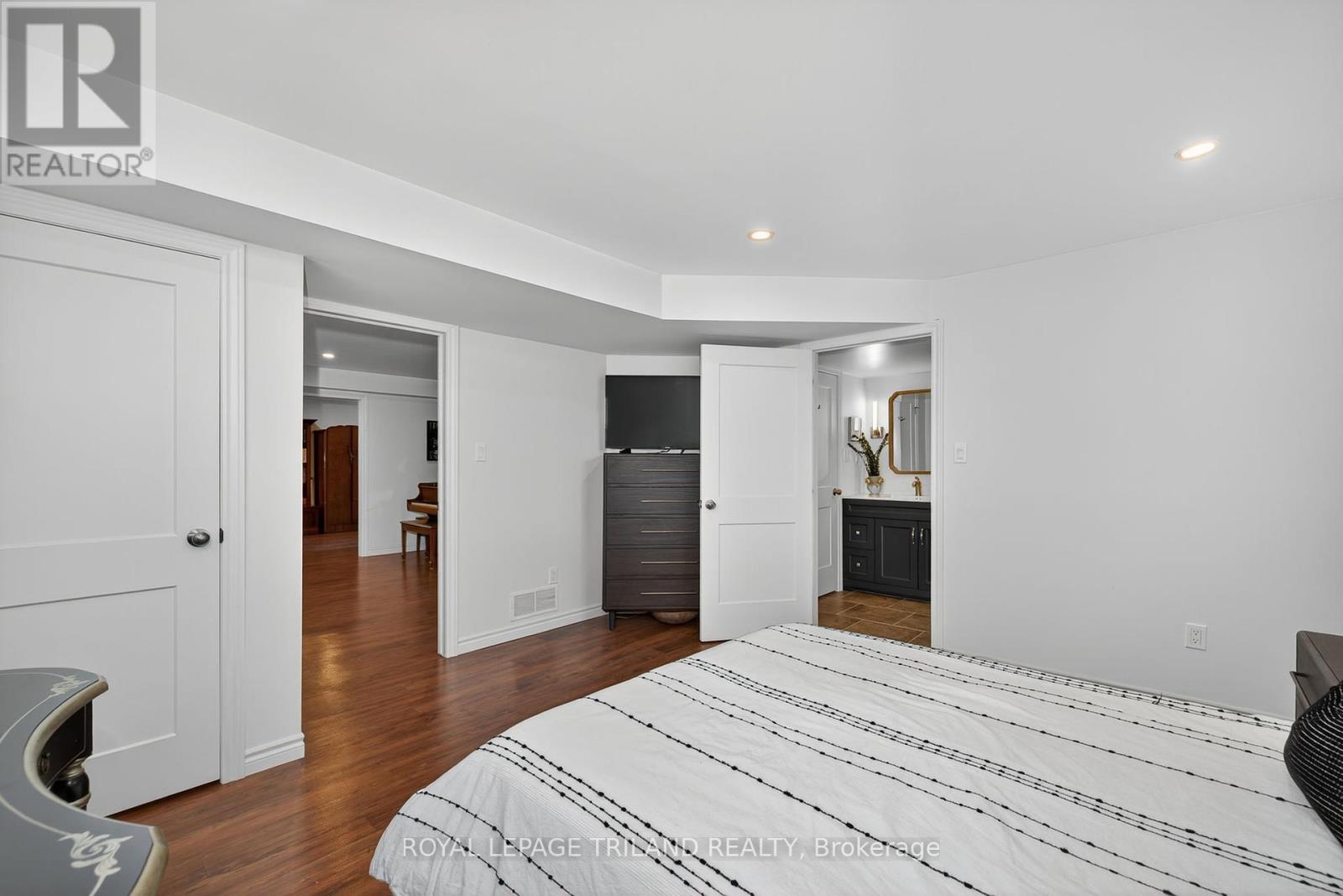 908 Collins Drive, London South, Ontario  N6K 4X6 - Photo 36 - X12374106