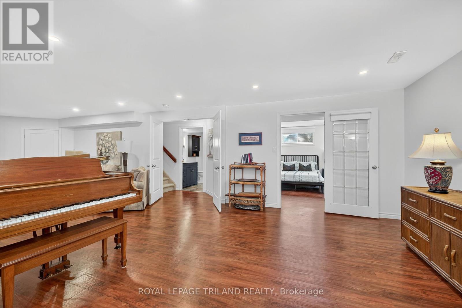 908 Collins Drive, London South, Ontario  N6K 4X6 - Photo 38 - X12374106