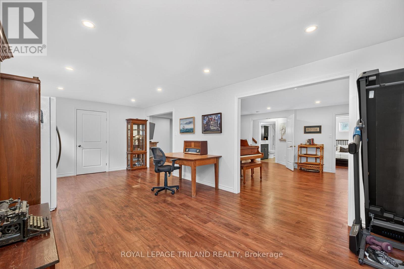 908 Collins Drive, London South, Ontario  N6K 4X6 - Photo 41 - X12374106