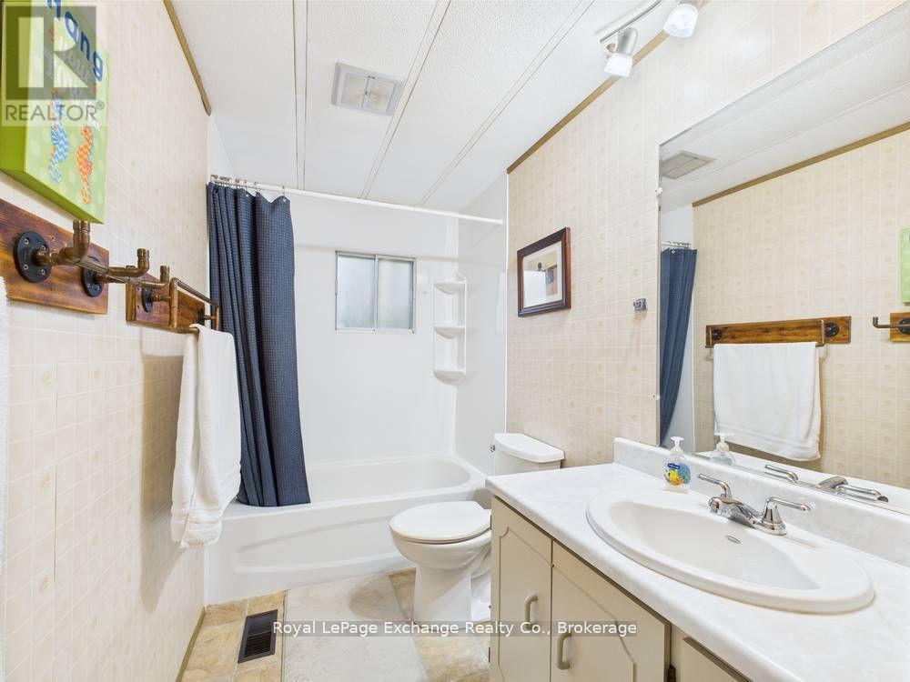 112 Huron Road, Huron-Kinloss, Ontario  N0G 2R0 - Photo 16 - X12433094