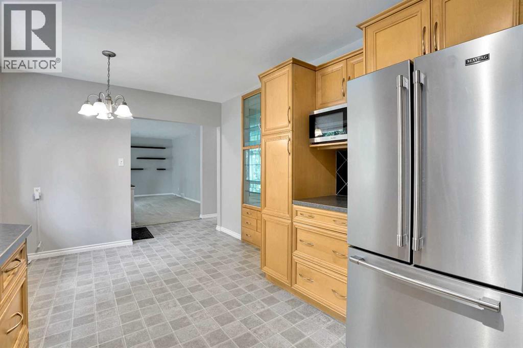 88 Westwood Drive Sw, Calgary, Alberta  T3C 2V7 - Photo 10 - A2257438