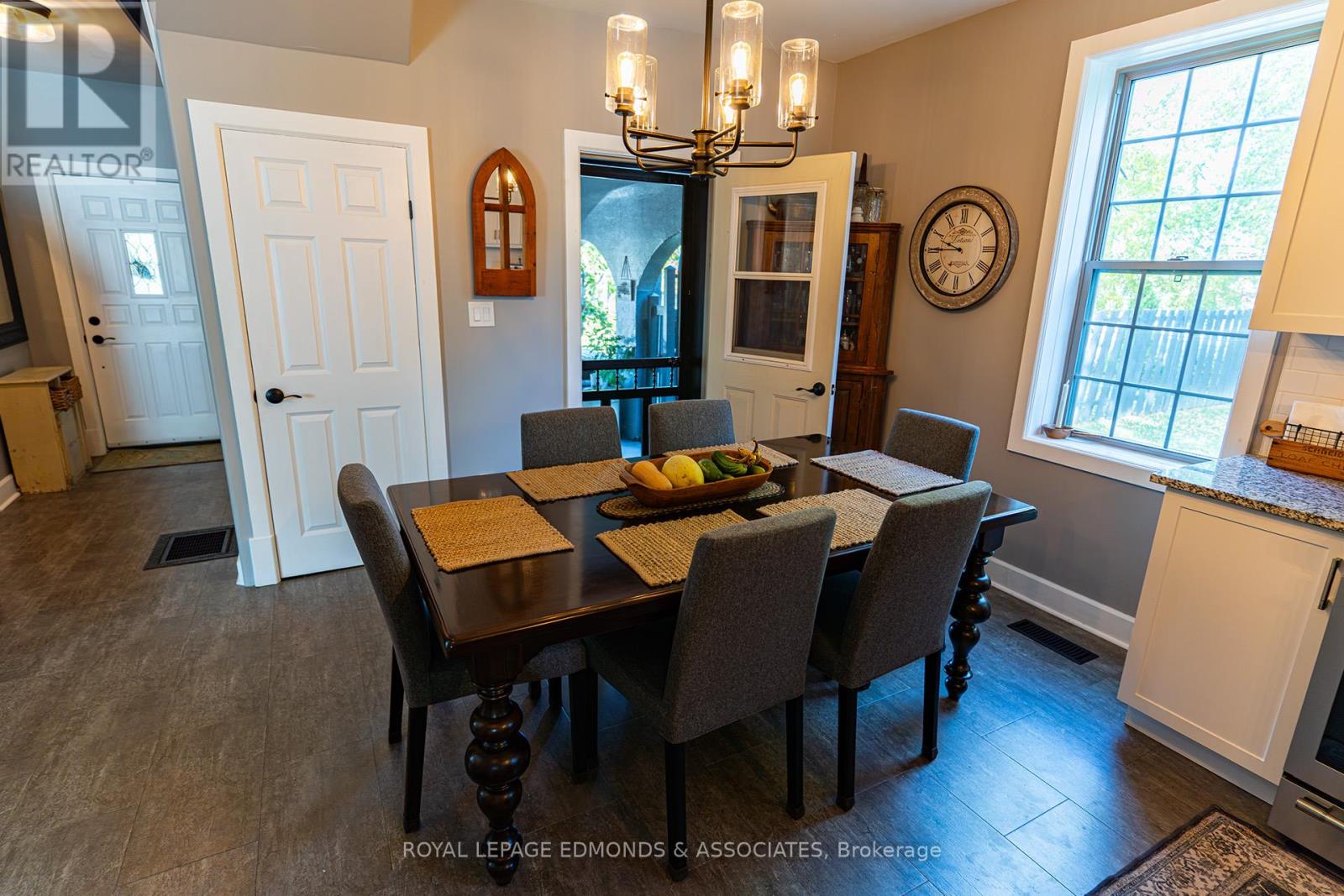 561 Mackay Street, Pembroke, Ontario  K8A 1E8 - Photo 11 - X12433092