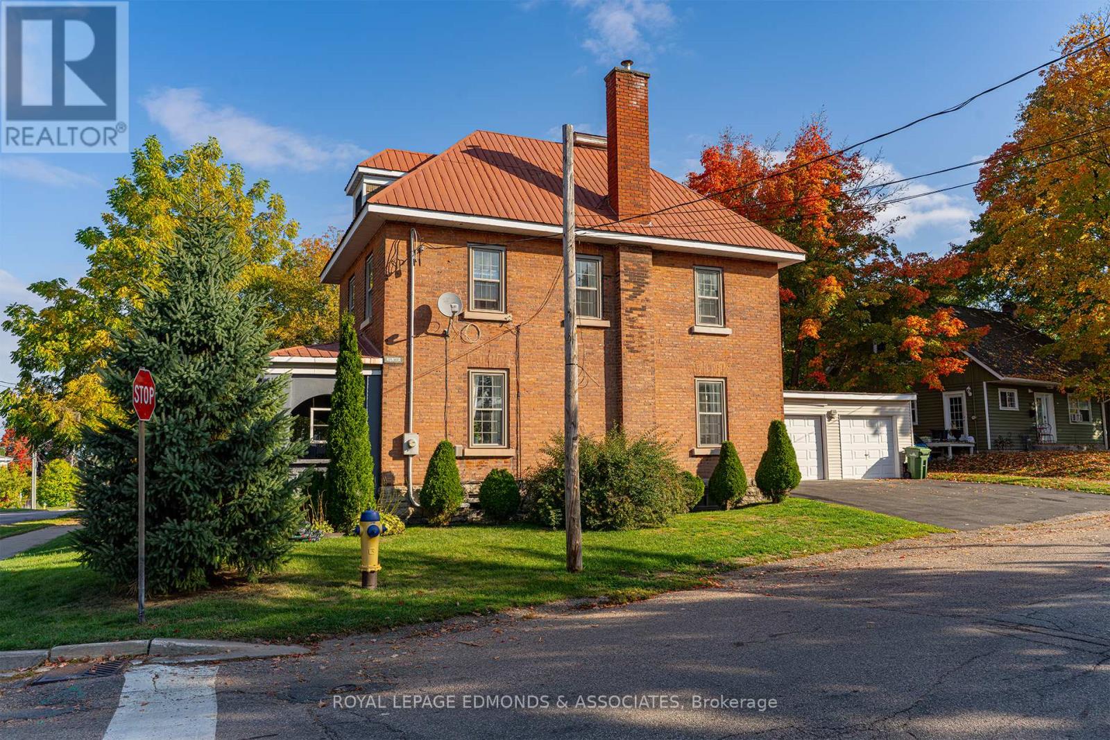 561 Mackay Street, Pembroke, Ontario  K8A 1E8 - Photo 2 - X12433092