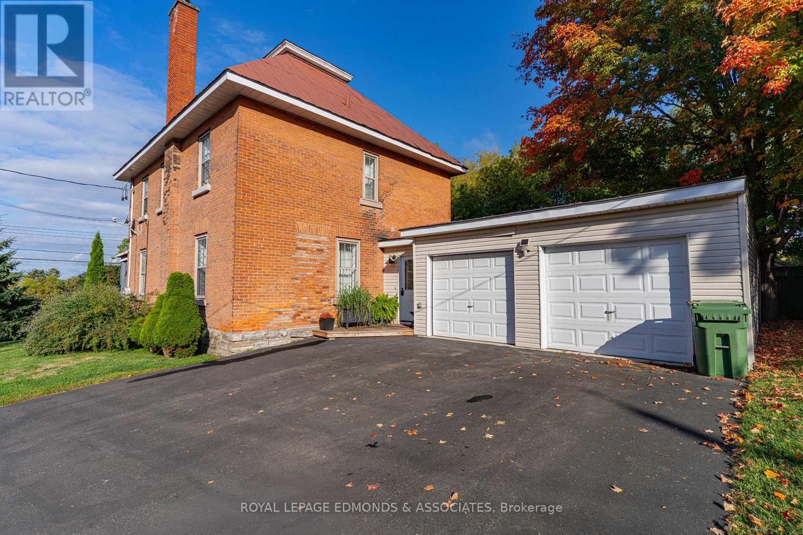 561 Mackay Street, Pembroke, Ontario  K8A 1E8 - Photo 3 - X12433092