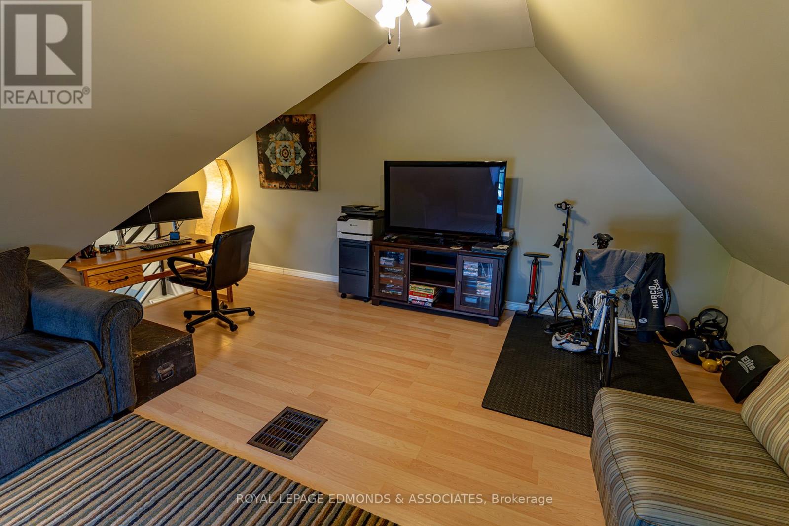 561 Mackay Street, Pembroke, Ontario  K8A 1E8 - Photo 34 - X12433092