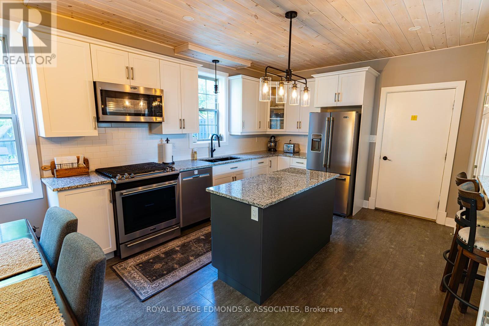 561 Mackay Street, Pembroke, Ontario  K8A 1E8 - Photo 7 - X12433092