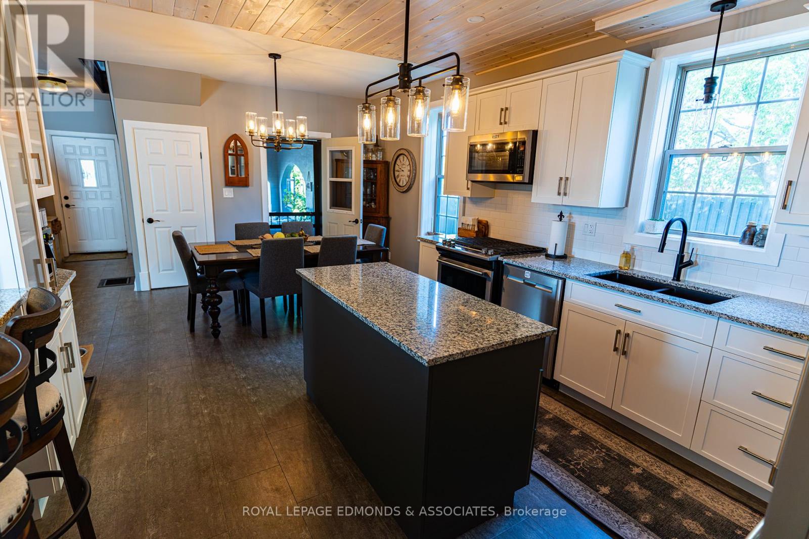 561 Mackay Street, Pembroke, Ontario  K8A 1E8 - Photo 8 - X12433092