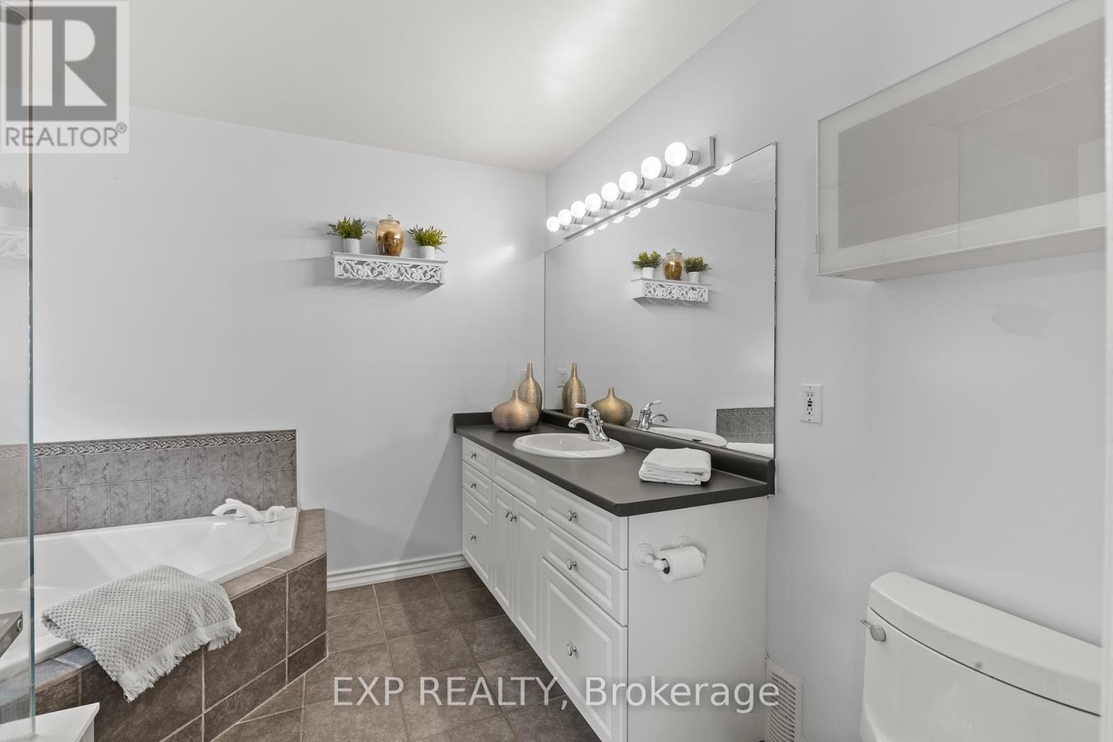 353 South Pelham Road, Welland (West Welland), Ontario  L3B 5N8 - Photo 18 - X12433097