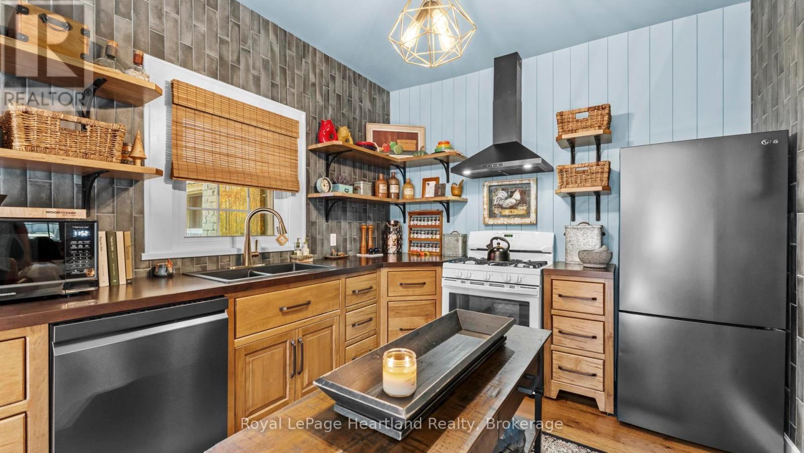 18 St Vincent Street, Goderich, Ontario  N7A 2M6 - Photo 13 - X12433147