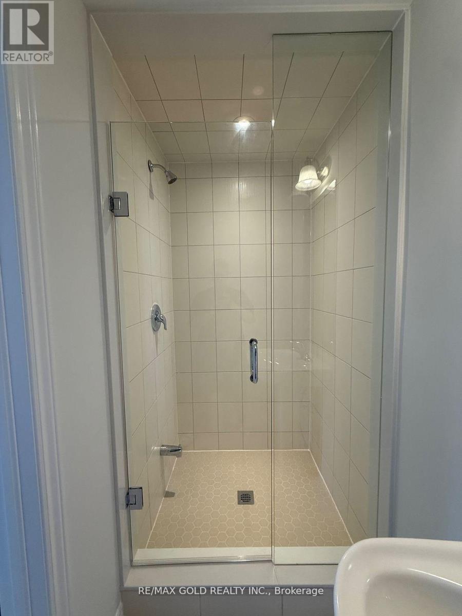 5954 Saigon Street, Mississauga, Ontario  L5V 2V9 - Photo 5 - W12433029